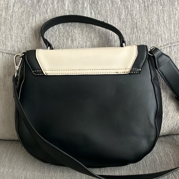 EUC Black & tan guess bag - Picture 5 of 14